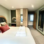 Barton Luxury 1 Of 2 Sleeps 6 Bristol