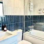 Barton Luxury 1 Of 2 Sleeps 6 Prázdninový dům Bristol