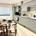 Barton Luxury 1 Of 2 Sleeps 6 *