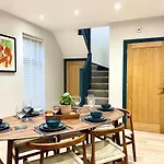 Barton Luxury 1 Of 2 Sleeps 6 *