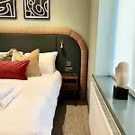 Barton Luxury 1 Of 2 Sleeps 6