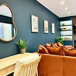 Barton Luxury 1 Of 2 Sleeps 6