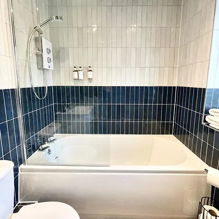 Barton Luxury 1 Of 2 Sleeps 6