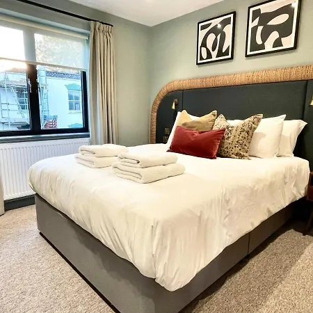 Будинок відпочинку Barton Luxury 1 Of 2 Sleeps 6 *