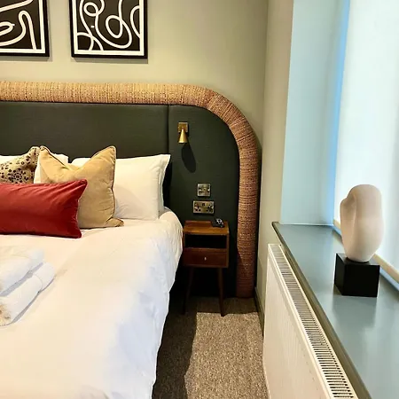 Barton Luxury 1 Of 2 Sleeps 6