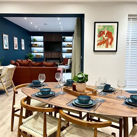 Barton Luxury 1 Of 2 Sleeps 6 Bristol