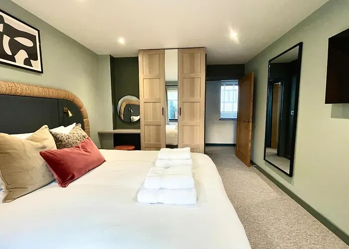 Barton Luxury 1 Of 2 Sleeps 6 Бристоль