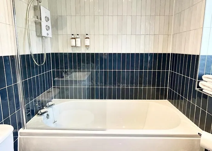 Barton Luxury 1 Of 2 Sleeps 6