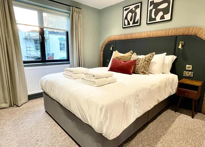 Будинок відпочинку Barton Luxury 1 Of 2 Sleeps 6 *