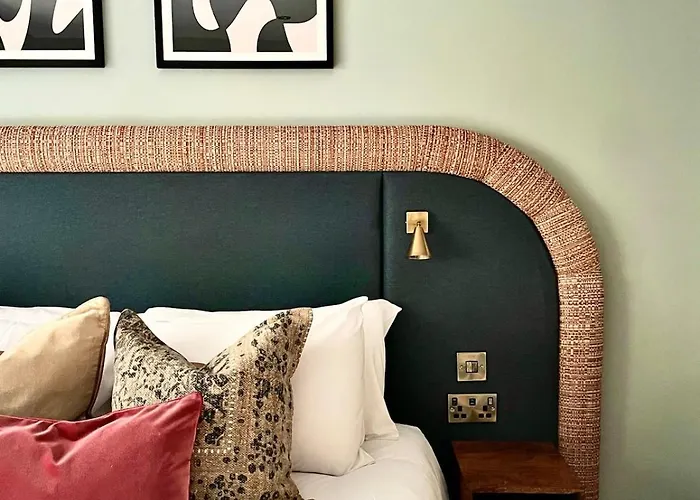 Будинок відпочинку Barton Luxury 1 Of 2 Sleeps 6 *