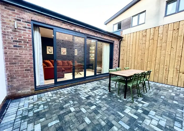 Будинок відпочинку Barton Luxury 1 Of 2 Sleeps 6