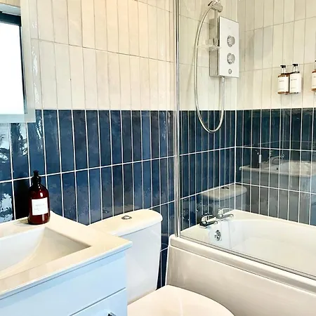 Barton Luxury 1 Of 2 Sleeps 6 بيت للعطل بريستول