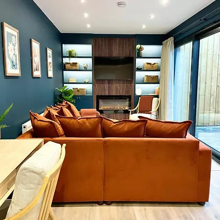 Barton Luxury 1 Of 2 Sleeps 6 بيت للعطل *